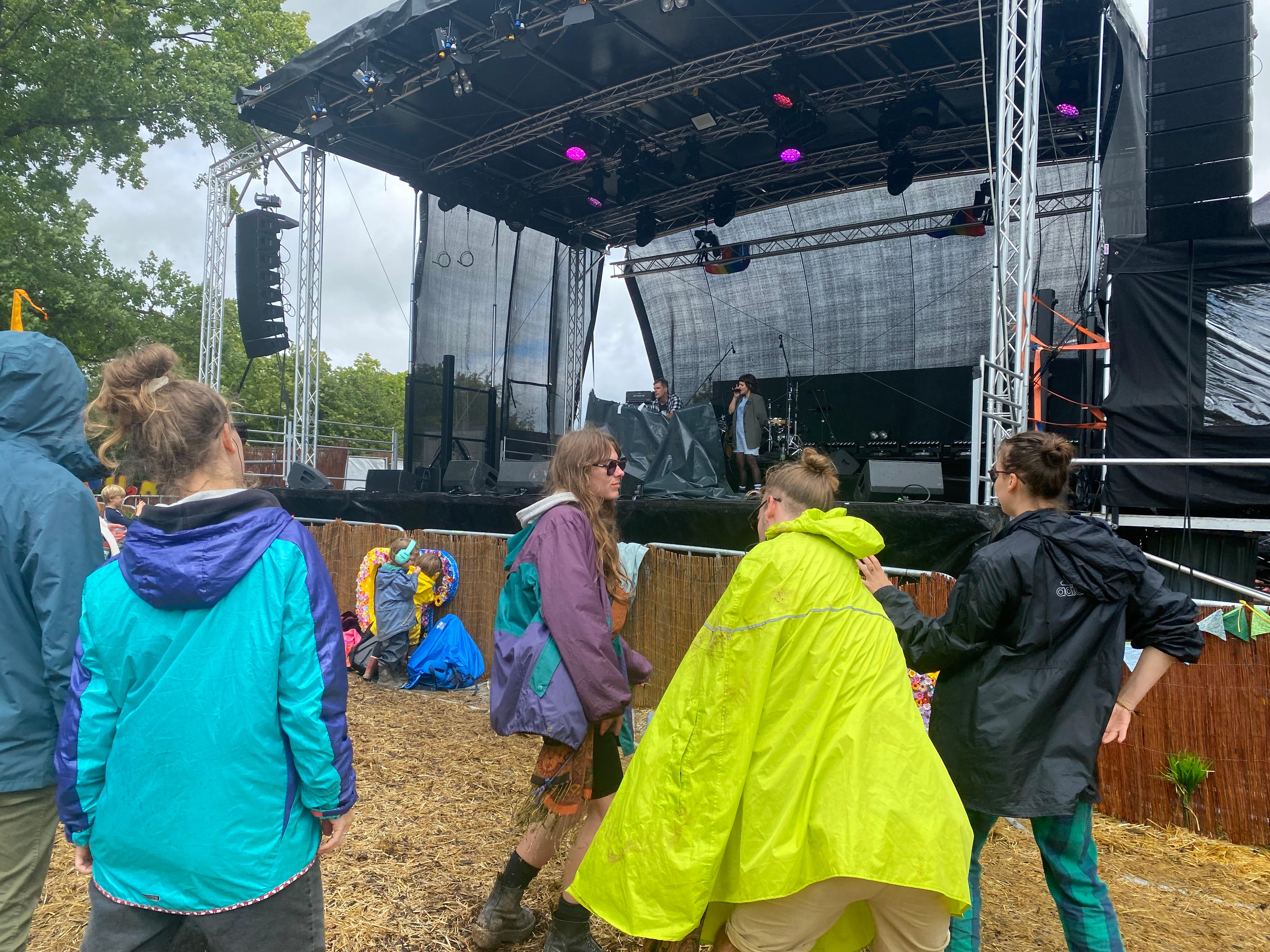 Das konnte die Stimmung der Musikfans zunächst jedoch nicht trüben. 