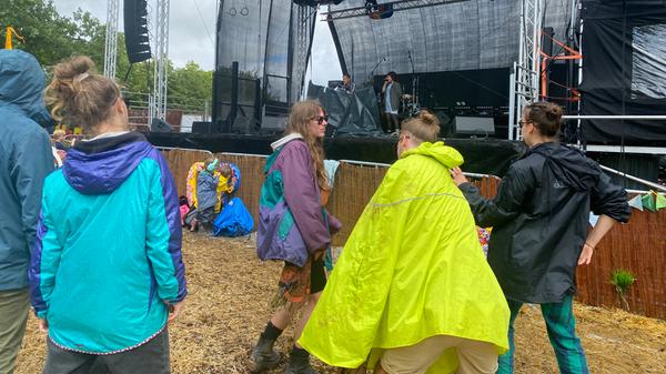 Das konnte die Stimmung der Musikfans zunächst jedoch nicht trüben.