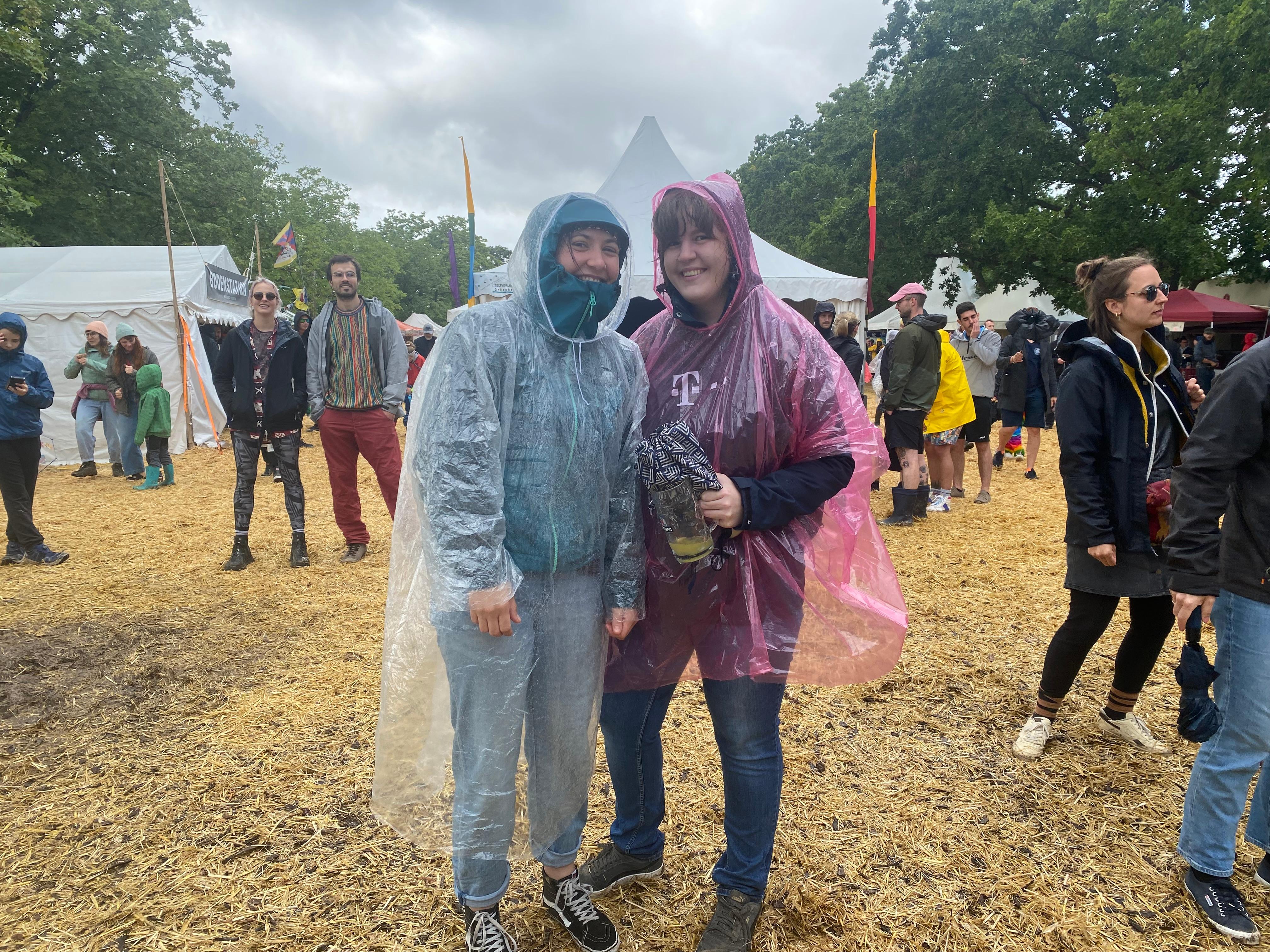 Das Accessoire des Sonntags: Regenjacken und Ponchos aus Plastik. 