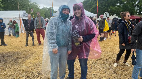 Das Accessoire des Sonntags: Regenjacken und Ponchos aus Plastik.
