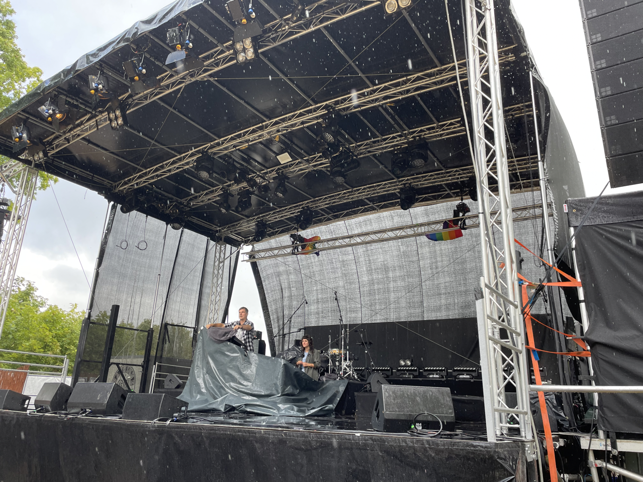 Regen und Wind machten am Nachmittag jedoch auch vor der Hauptbühne nicht Halt, sodass das Nürnberger Duo Apanorama seinen Auftritt kurzzeitig unterbrechen musste. Mit Planen versuchten die Musiker, ihre Instrumente zu schützen.