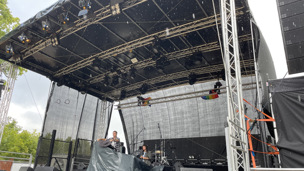 Regen und Wind machten am Nachmittag jedoch auch vor der Hauptbühne nicht Halt, sodass das Nürnberger Duo Apanorama seinen Auftritt kurzzeitig unterbrechen musste. Mit Planen versuchten die Musiker, ihre Instrumente zu schützen.