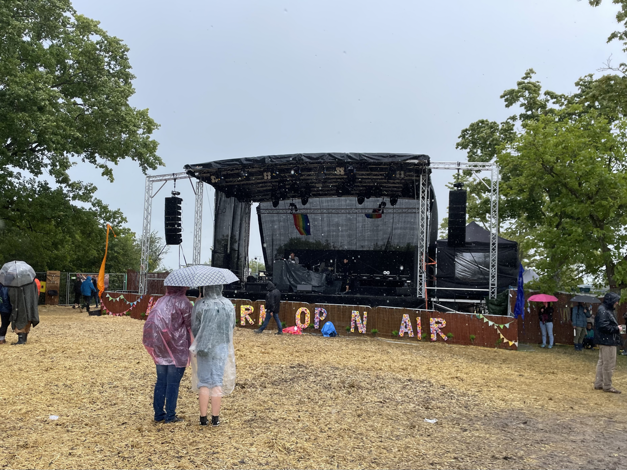 Der Bereich vor der Bühne hatte sich in der Zwischenzeit geleert, nur ein paar besonders wetterfeste Besucherinnen hielten die Stellung.