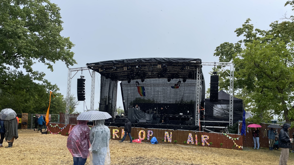 Der Bereich vor der Bühne hatte sich in der Zwischenzeit geleert, nur ein paar besonders wetterfeste Besucherinnen hielten die Stellung.