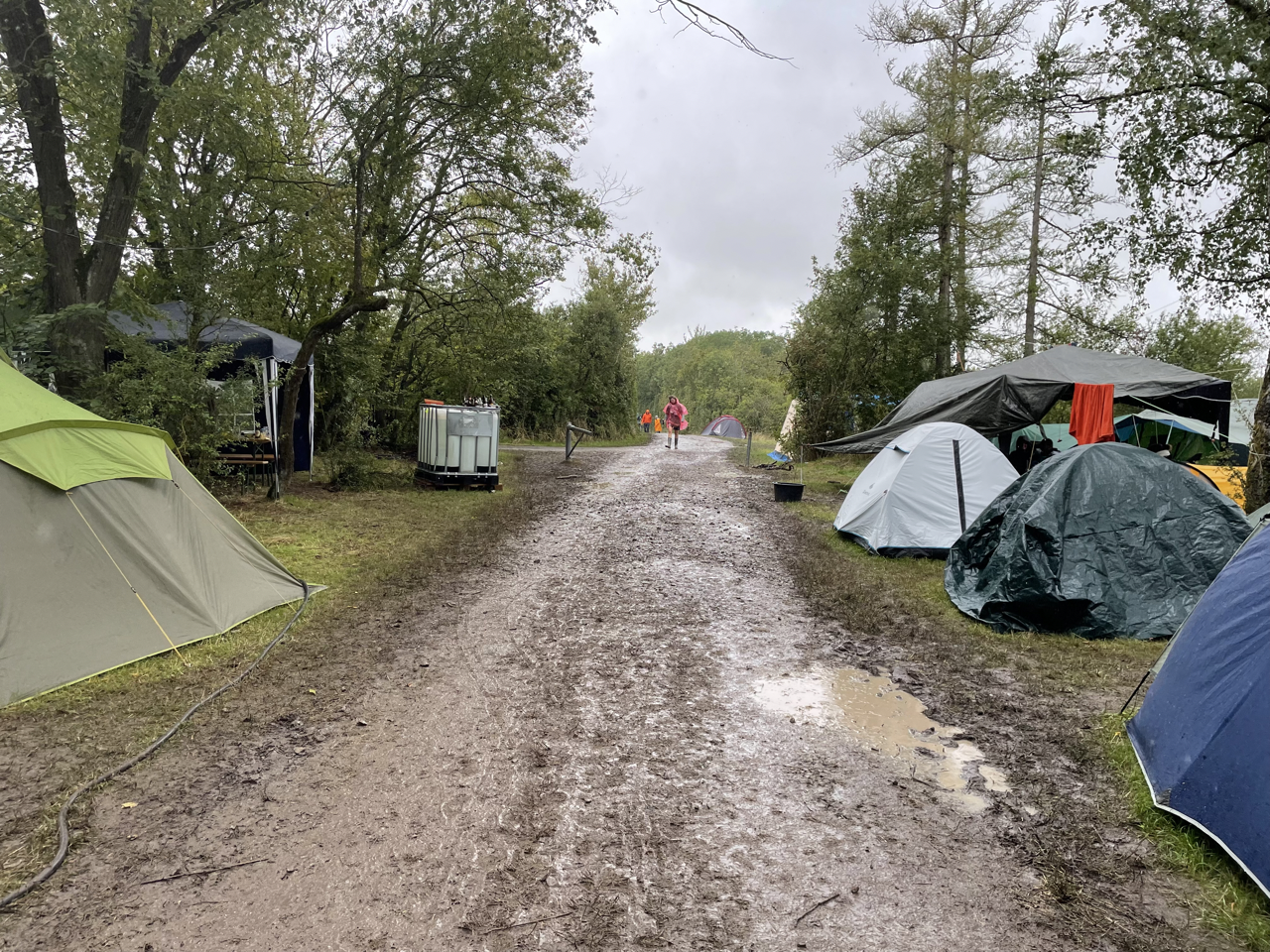 Der Matsch ist wieder da: Schon der Weg aufs Festivalgelände gestaltete sich für die Campenden am Sonntag äußerst schlammig.