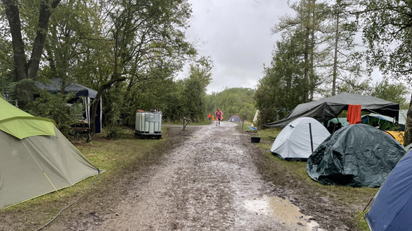 Der Matsch ist wieder da: Schon der Weg aufs Festivalgelände gestaltete sich für die Campenden am Sonntag äußerst schlammig.