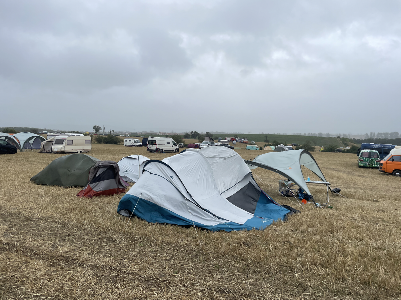Kräftige Windböen zwangen einige der verbliebenen Zelte in die Knie.