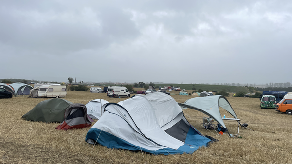 Kräftige Windböen zwangen einige der verbliebenen Zelte in die Knie.