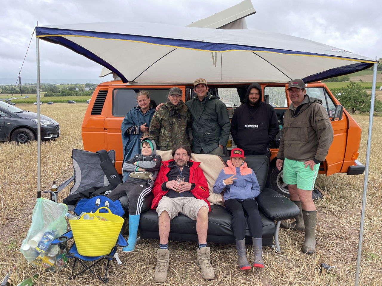 Trotz des schlechten Wetters noch dabei war diese Gruppe aus Scheinfeld. Sie kommen jedes Jahr auf den Weinturm, einige von ihnen sind schon seit fast 20 Jahren mit dabei, inzwischen bringen sich auch ihre Kinder mit. Das Open Air ist für sie ein fester Treffpunkt im Jahr. Unterschiede zu früher? "Früher war es weniger kommerziell", antworten sie nach kurzem Überlegen.