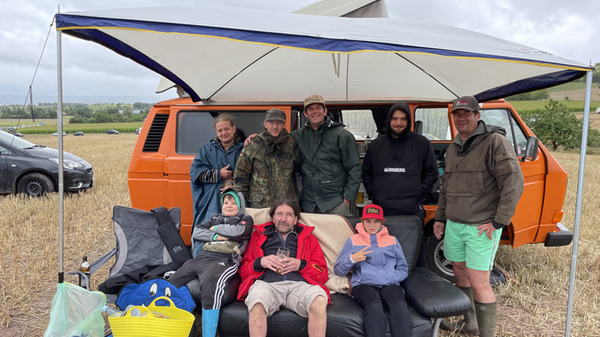 Trotz des schlechten Wetters noch dabei war diese Gruppe aus Scheinfeld. Sie kommen jedes Jahr auf den Weinturm, einige von ihnen sind schon seit fast 20 Jahren mit dabei, inzwischen bringen sich auch ihre Kinder mit. Das Open Air ist für sie ein fester Treffpunkt im Jahr. Unterschiede zu früher? "Früher war es weniger kommerziell", antworten sie nach kurzem Überlegen.