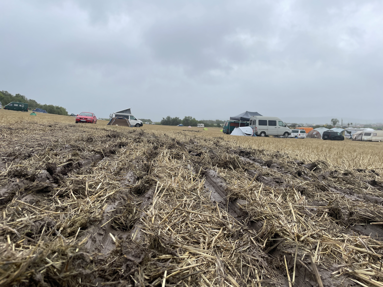 Tiefe Spurrillen zogen sich auf dem ganzen Campinggelände durch den Matsch.