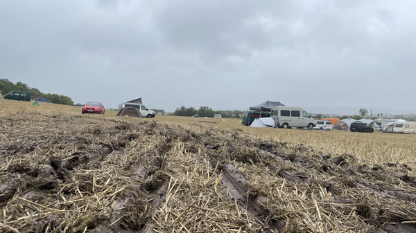 Tiefe Spurrillen zogen sich auf dem ganzen Campinggelände durch den Matsch.