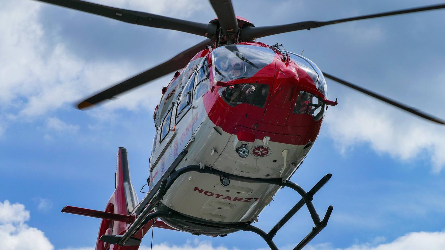 Ein Mann provozierte durch eine Pinkelpause auf dem Seitenstreifen der A3 einen Auffahrunfall. Schwer verletzt wurde er mit dem Rettungshubschrauber ins Krankenhaus geflogen (Symbolbild). Ein Mann provozierte durch eine Pinkelpause auf dem Seitenstreifen der A3 einen Auffahrunfall. Schwer verletzt wurde er mit dem Rettungshubschrauber ins Krankenhaus geflogen (Symbolbild).
