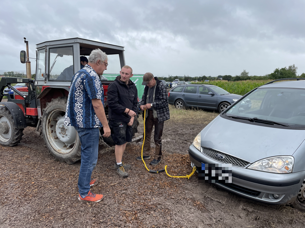 Vielen Autofahrenden wurde das zum Verhängnis: Ihre Fahrzeuge hatten sich festgefahren und mussten mit dem Traktor aus dem Schlamm gezogen werden. 