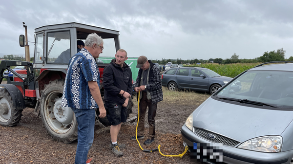 Vielen Autofahrenden wurde das zum Verhängnis: Ihre Fahrzeuge hatten sich festgefahren und mussten mit dem Traktor aus dem Schlamm gezogen werden.