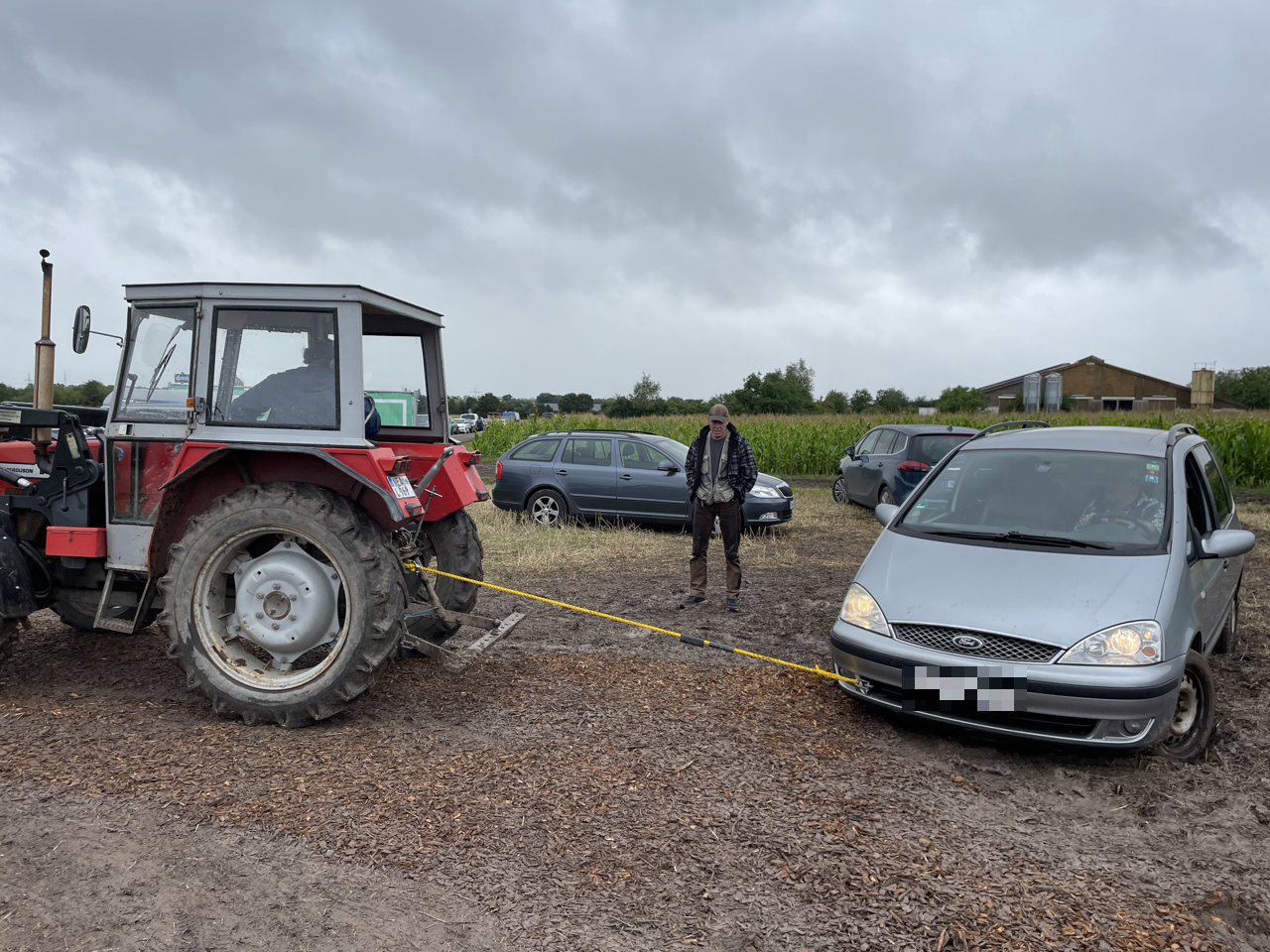 "Da haben wir heute bestimmt hundert Autos, die wir rausziehen müssen", erzählt einer der Helfer.