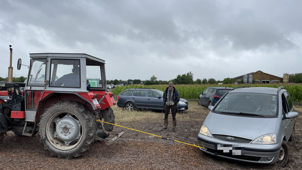 "Da haben wir heute bestimmt hundert Autos, die wir rausziehen müssen", erzählt einer der Helfer.