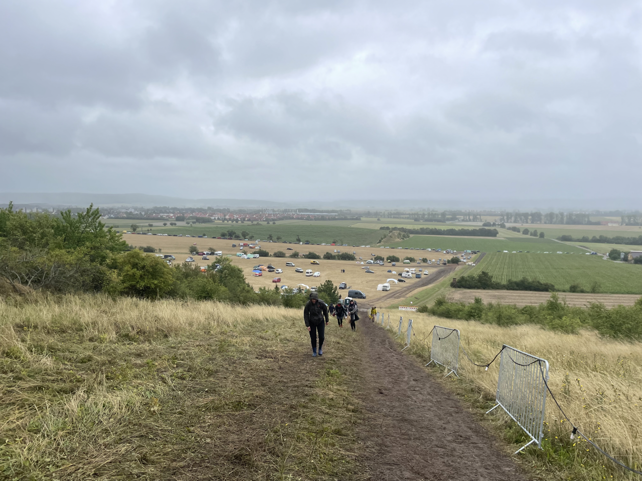 Der Weg nach oben zum Festivalgelände wurde zur Rutschpartie.