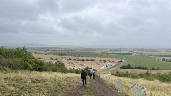 Der Weg nach oben zum Festivalgelände wurde zur Rutschpartie.