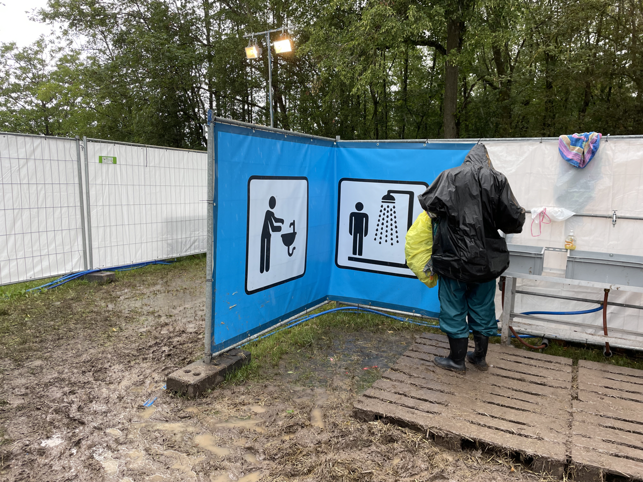 Auch beim Zähneputzen versuchte sich dieser Besucher trocken zu halten.