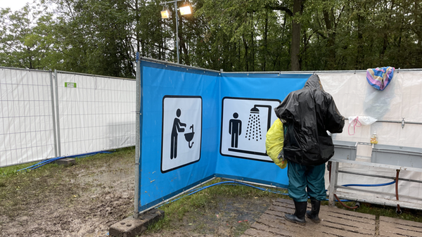 Auch beim Zähneputzen versuchte sich dieser Besucher trocken zu halten.