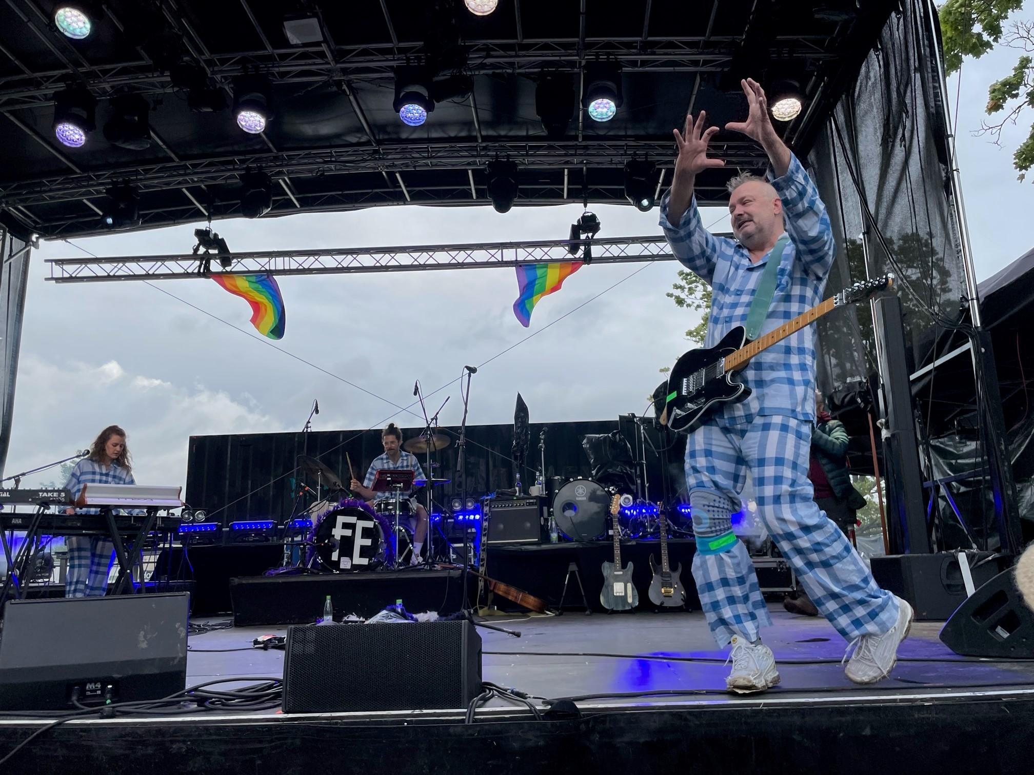Eine herrlich abstruse Show zog Fortuna Ehernfeld auf der Bühne ab, bei der der Sturm schon die Rückwand abgerissen hatte.