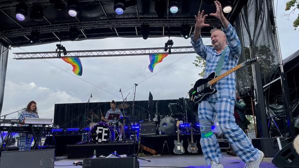 Eine herrlich abstruse Show zog Fortuna Ehernfeld auf der Bühne ab, bei der der Sturm schon die Rückwand abgerissen hatte.