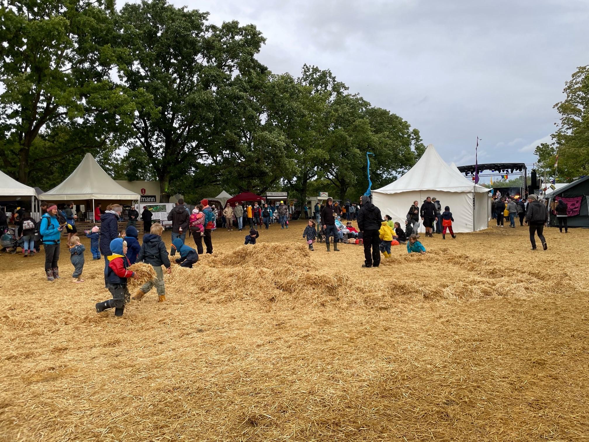Das Gelände wurde zum Stroh-Abenteuerspielplatz.