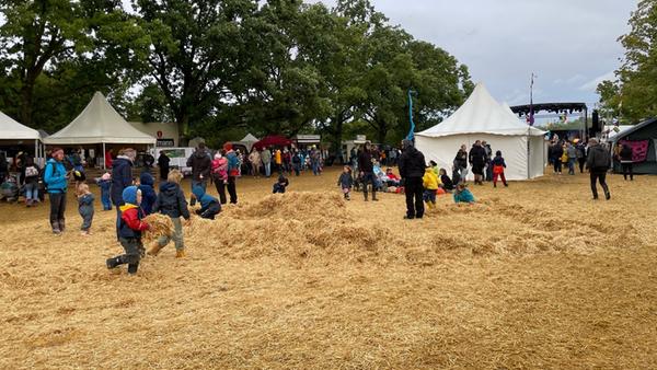 Das Gelände wurde zum Stroh-Abenteuerspielplatz.
