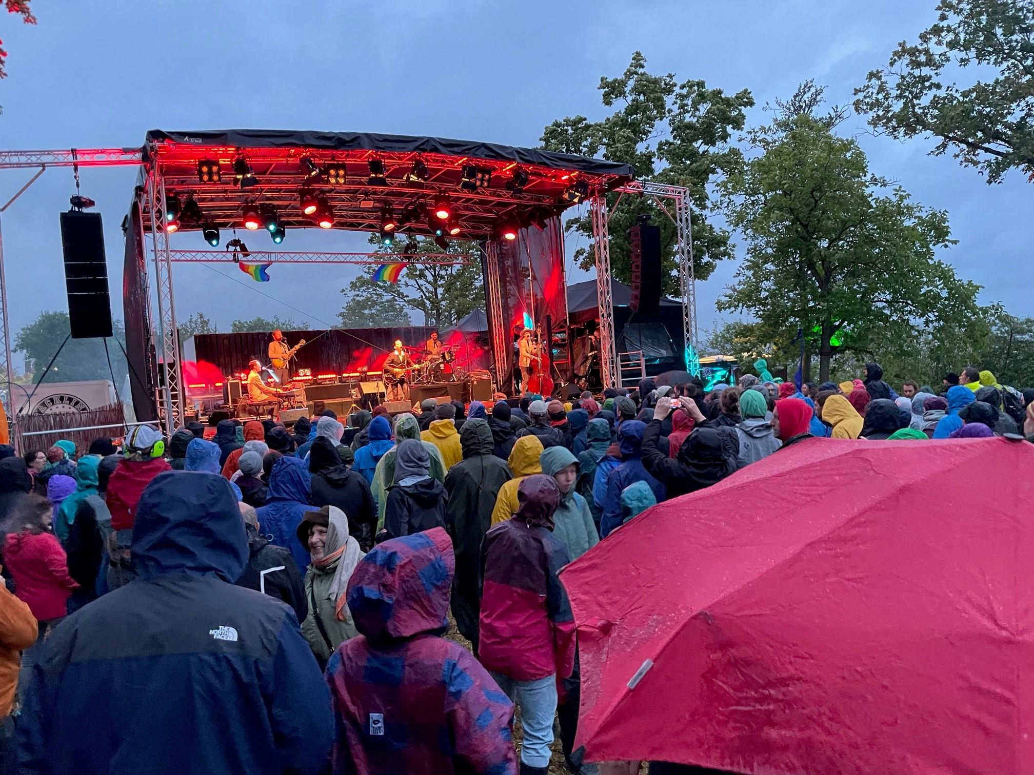 Ein Abschluss für Hartgesottene: Zum Ende des wettermäßig extrem widrigen Festival-Sonntags war Pokey La Farge mit seiner Band auf der Bühne.
