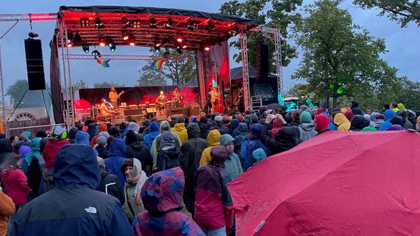 Ein Abschluss für Hartgesottene: Zum Ende des wettermäßig extrem widrigen Festival-Sonntags war Pokey La Farge mit seiner Band auf der Bühne.