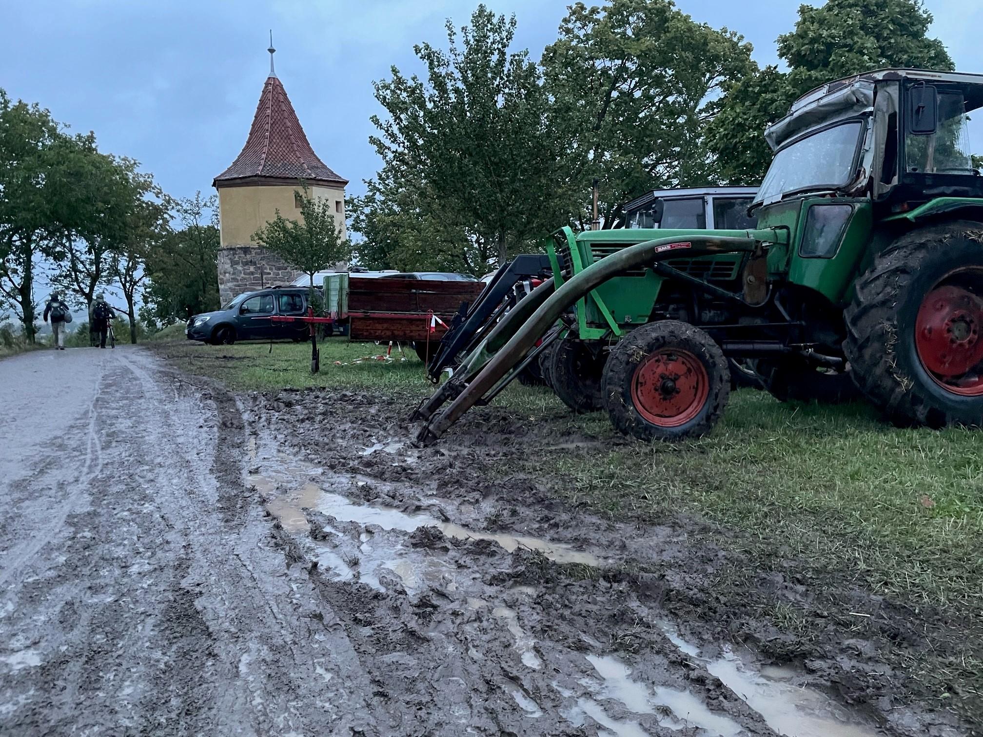 Das Festival-Gelände wurde als schlammige Idylle verlassen - so wie sie seit Freitag von den Weintürmen erobert worden war.