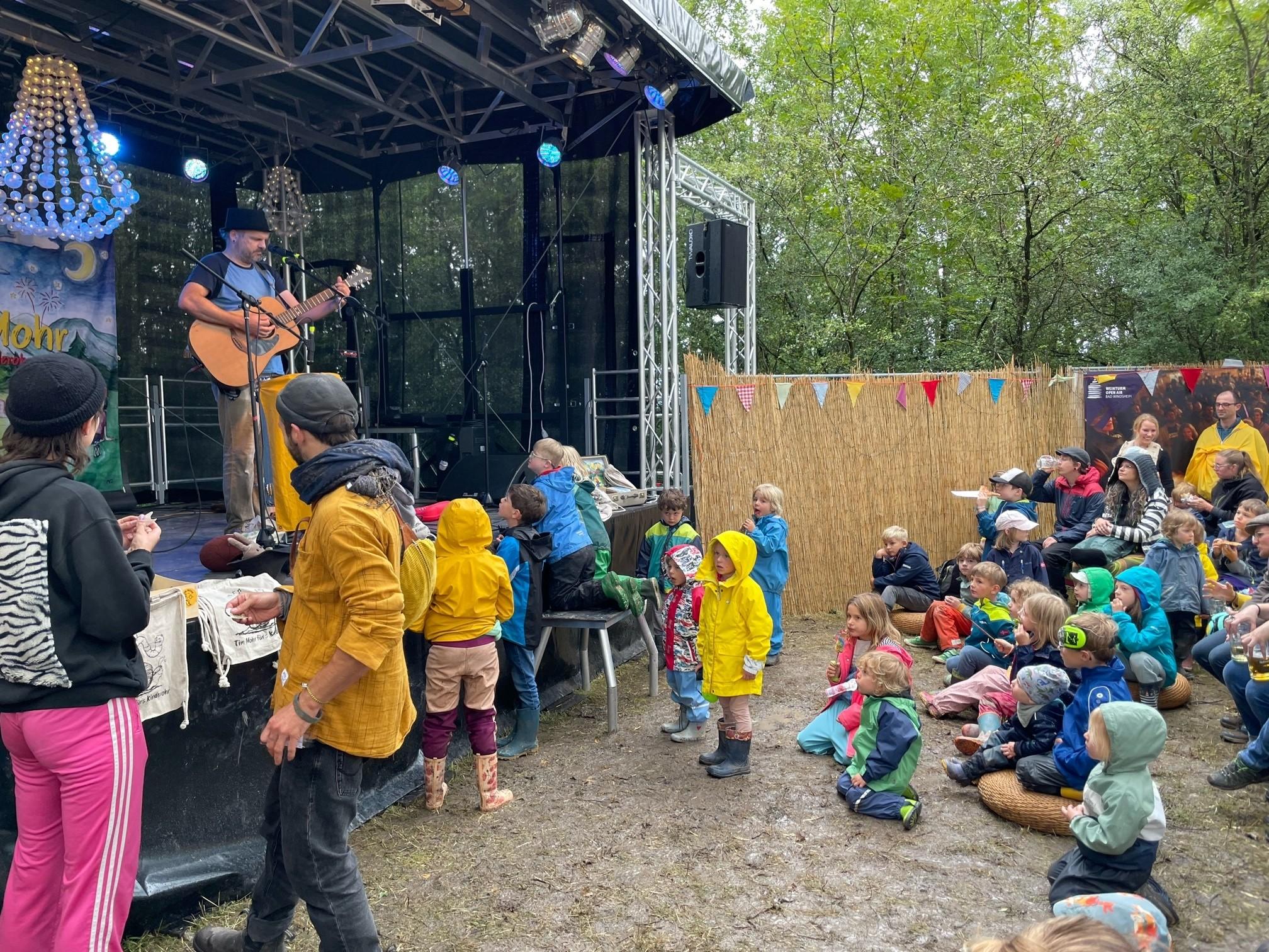 Tim Mohr fürs Kinderohr tanzte, scherzte und sang mit dem Nachwuchs, aber auch mit allen älteren Generationen an der Kleinturmbühne.