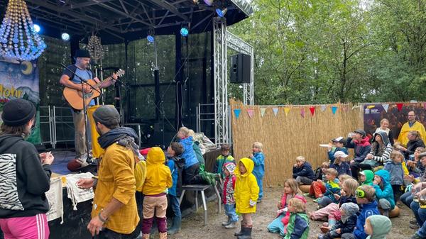 Tim Mohr fürs Kinderohr tanzte, scherzte und sang mit dem Nachwuchs, aber auch mit allen älteren Generationen an der Kleinturmbühne.