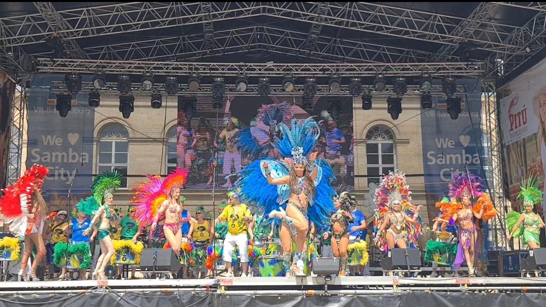 Hilma Heigl de Souza bei ihrem Auftritt mit der "Bateria Quem é" auf der großen Bühne am Schlossplatz in Coburg. Hilma Heigl de Souza bei ihrem Auftritt mit der "Bateria Quem é" auf der großen Bühne am Schlossplatz in Coburg.