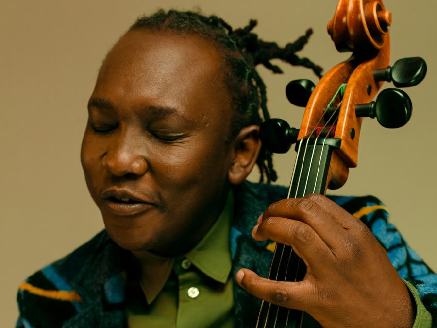 Abel Selaocoe ist ein versierter Cellist und Sänger, der afrikanische Musik mit klassischer und westlicher Musik verbindet. Am Freitag gastiert der Künstler in der Kath. Kirche Maria Heimsuchung in Bubenreuth. Das um 19 Uhr beginnende Konzert findet im Rahmen von "Fränkischer Sommer" statt. Abel Selaocoe ist ein versierter Cellist und Sänger, der afrikanische Musik mit klassischer und westlicher Musik verbindet. Am Freitag gastiert der Künstler in der Kath. Kirche Maria Heimsuchung in Bubenreuth. Das um 19 Uhr beginnende Konzert findet im Rahmen von "Fränkischer Sommer" statt.
