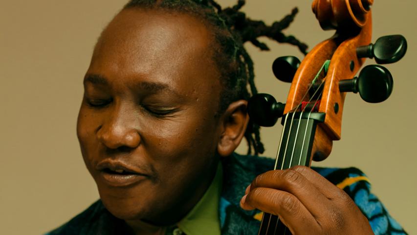 Abel Selaocoe ist ein versierter Cellist und Sänger, der afrikanische Musik mit klassischer und westlicher Musik verbindet. Am Freitag gastiert der Künstler in der Kath. Kirche Maria Heimsuchung in Bubenreuth. Das um 19 Uhr beginnende Konzert findet im Rahmen von "Fränkischer Sommer" statt. 
