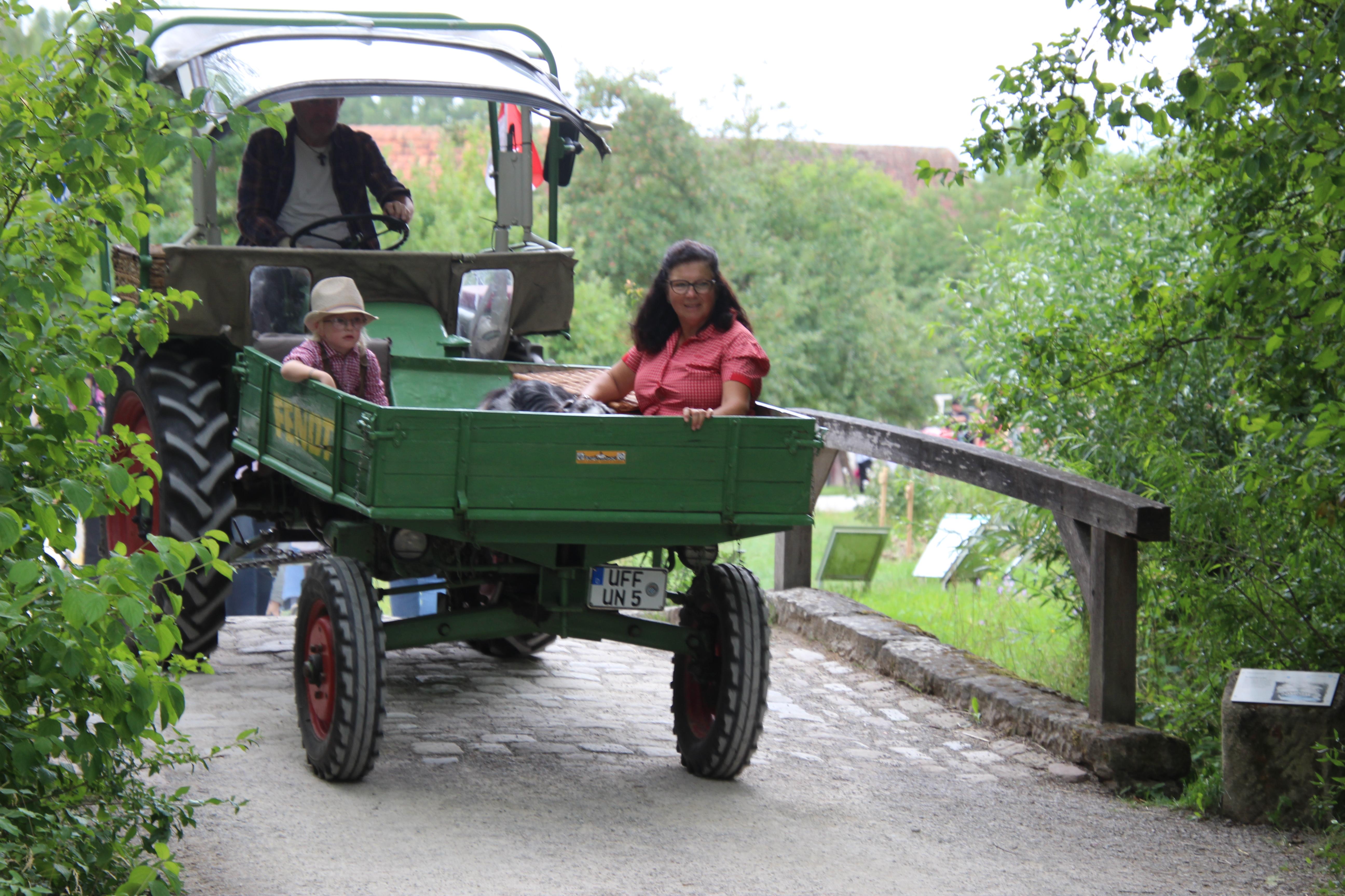Zahlreiche besondere Bulldogs wurden dabei den insgesamt 2500 Besucherinnen und Besuchern am Samstag und 3500 am Sonntag von Experten der Schlepperfreunde Tauberfranken vorgestellt. 