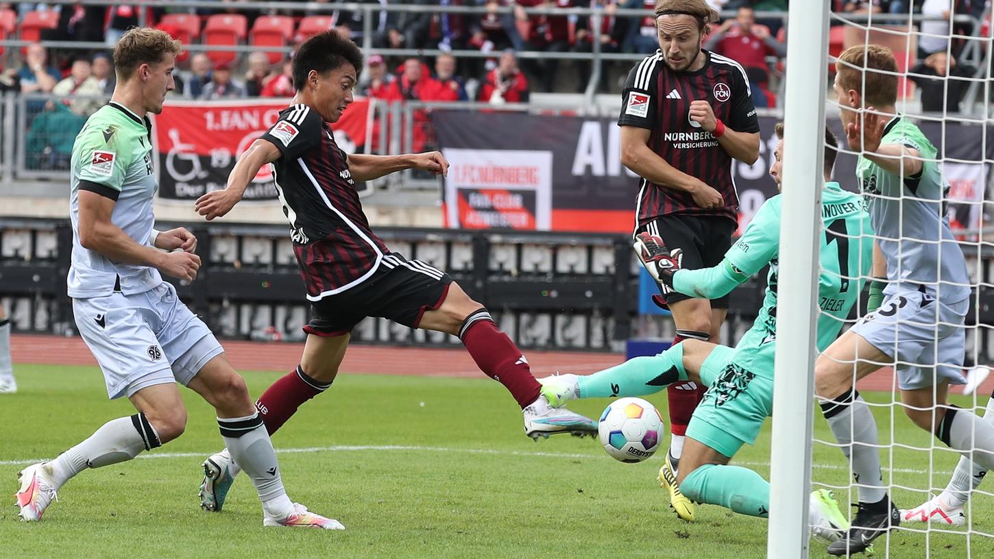 Kein Foul? Torwart Ron-Robert Zieler trifft Daichi Hayashi doch ziemlich eindeutig. Kein Foul? Torwart Ron-Robert Zieler trifft Daichi Hayashi doch ziemlich eindeutig.
