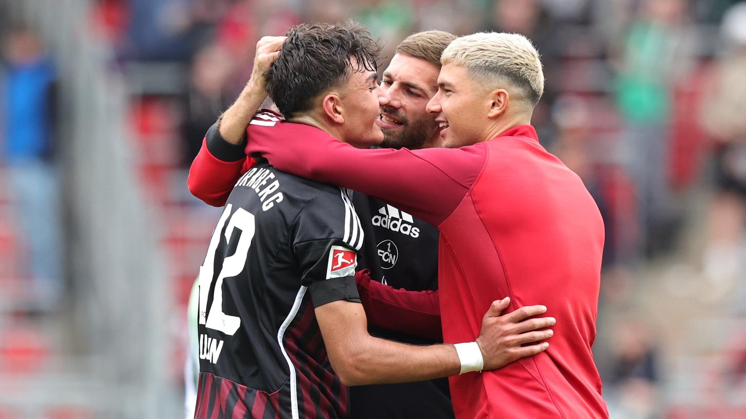 Lass dich herzen: Auch Enrico Valentini und Taylan Duman wussten, bei wem sie sich nach dem 2:2 gegen Hannover 96 bedanken mussten. Lass dich herzen: Auch Enrico Valentini und Taylan Duman wussten, bei wem sie sich nach dem 2:2 gegen Hannover 96 bedanken mussten.