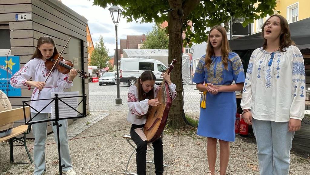 Die vier jungen Musikerinnen gaben am Altstadtfest eine Kostprobe ihres Könnens. Zwei Wochen lang ist für sie nun Station in Hersbruck.