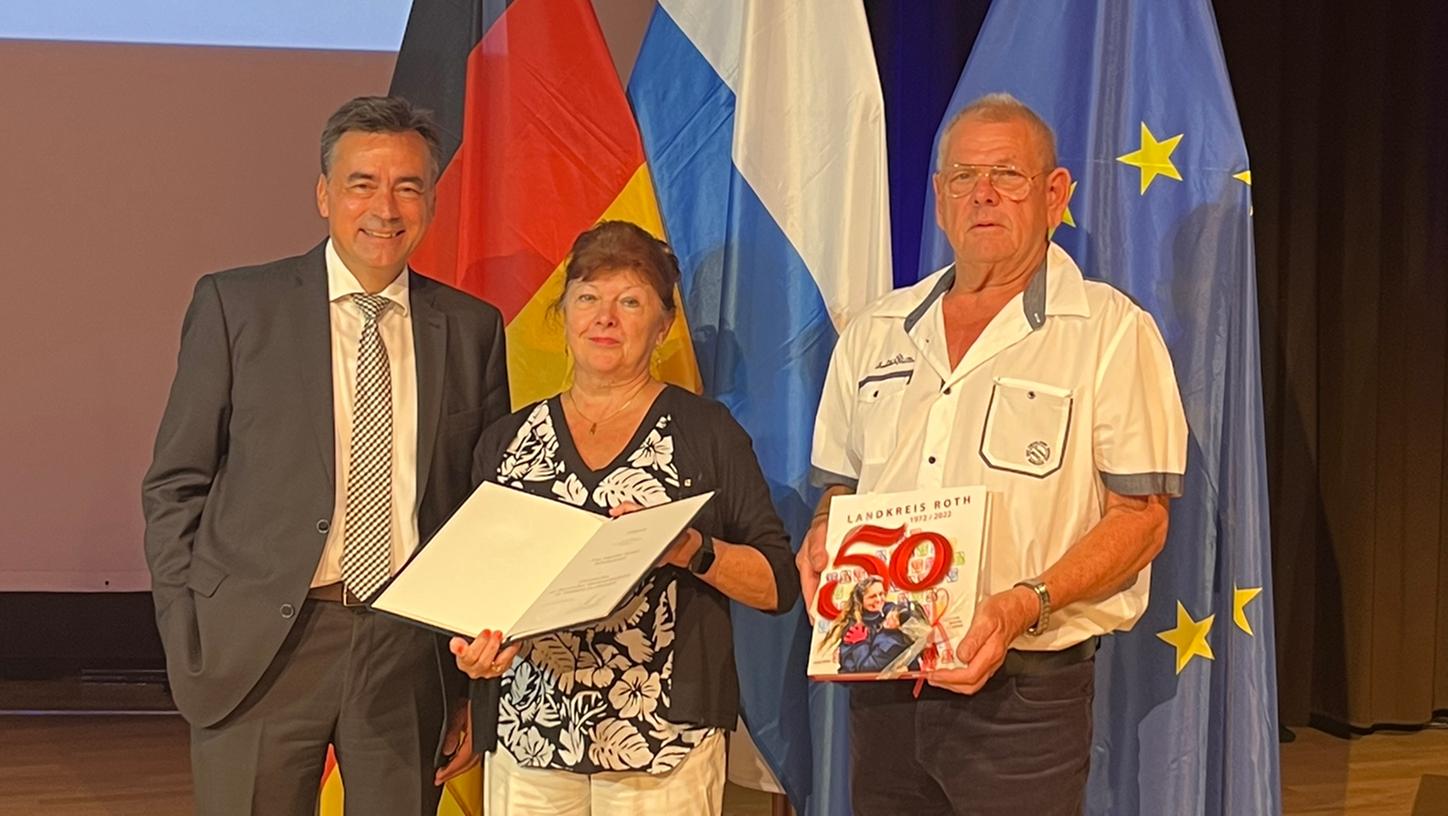 Bürgermeister Robert Pfann gratulierte der neuen Ehrenzeichen-Trägerin Angelika Sollner. Auch Ehemann Gerd Sollner (re.) hat viel für den Aufbau des Tanzsportvereins getan.
