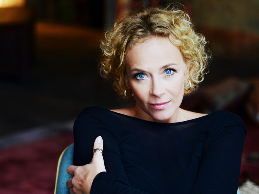 Katja Riemann gastiert am Samstag in der NeuStadt-Halle am Schloss. Bei ihrem Auftritt rezitiert die auch als Musikerin aktive Schauspielerin verschiedene Texte von Roger Willemsen. Die Erzählungen des 2016 verstorbenen Autors werden von Violinistin Franziska Hölscher und Pianistin Marianna Shirinyan mit Stücken von Camille Saint-Saëns, Mozart, Strawinsky und Prokofjew musikalisch untermalt. Start: 19 Uhr. Katja Riemann gastiert am Samstag in der NeuStadt-Halle am Schloss. Bei ihrem Auftritt rezitiert die auch als Musikerin aktive Schauspielerin verschiedene Texte von Roger Willemsen. Die Erzählungen des 2016 verstorbenen Autors werden von Violinistin Franziska Hölscher und Pianistin Marianna Shirinyan mit Stücken von Camille Saint-Saëns, Mozart, Strawinsky und Prokofjew musikalisch untermalt. Start: 19 Uhr.
