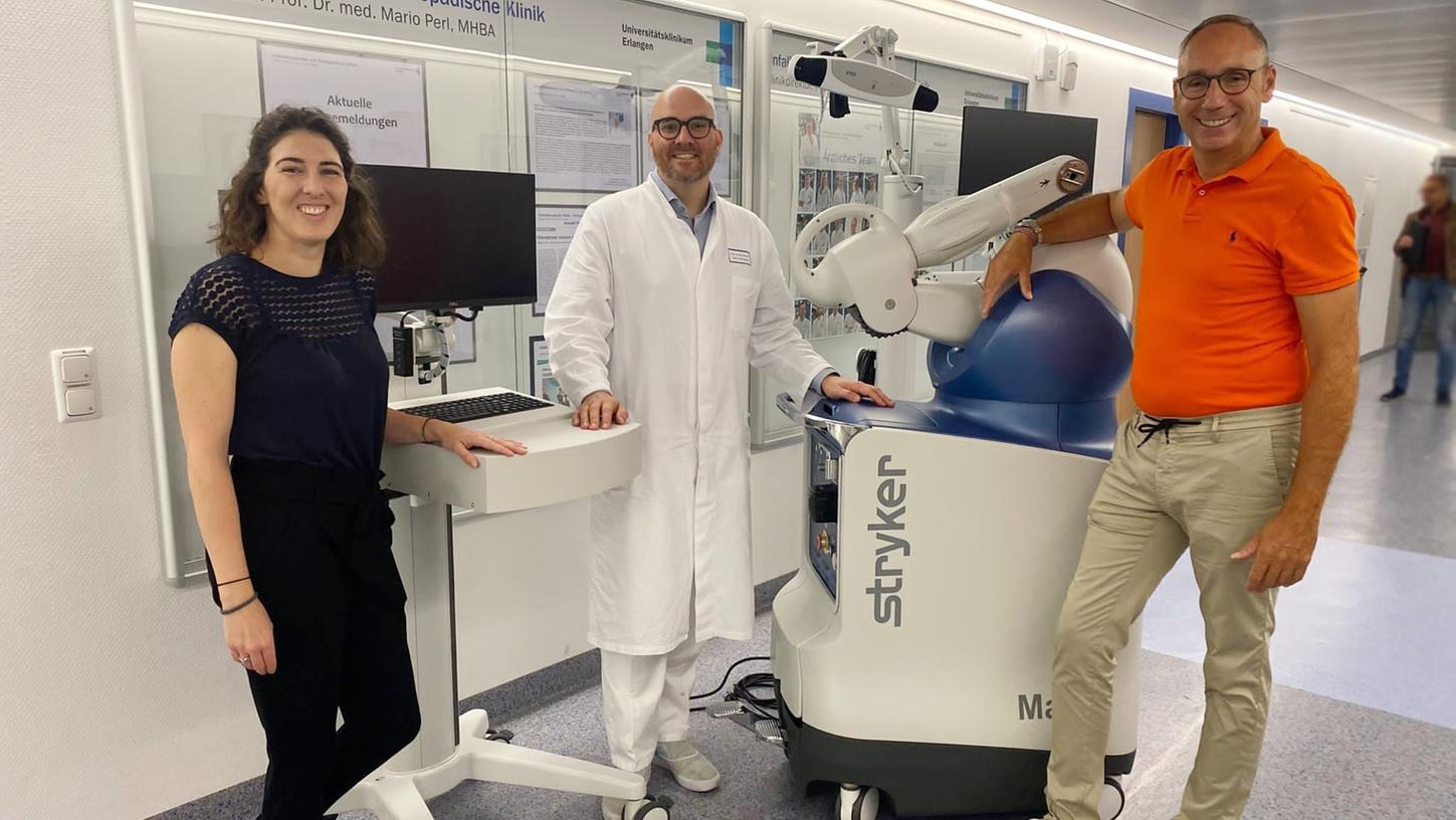Weniger Komplikationen und Schmerzen, schnellere Heilung und mehr Bewegungsspielraum für das Knie – das ermöglicht das hochmoderne Robotersystem Mako SmartRobotics™. Dr. Katharina Zimmermann (Stryker), Prof. Dr. Marcel Betsch und Thomas Beck (Stryker) freuten sich über die Ankunft des neuen Hightech-Geräts. Weniger Komplikationen und Schmerzen, schnellere Heilung und mehr Bewegungsspielraum für das Knie – das ermöglicht das hochmoderne Robotersystem Mako SmartRobotics™. Dr. Katharina Zimmermann (Stryker), Prof. Dr. Marcel Betsch und Thomas Beck (Stryker) freuten sich über die Ankunft des neuen Hightech-Geräts.