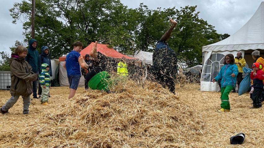 Stroh zum Überdecken des Schlammes braucht es 2024 hoffentlich nicht beim Weinturm-Festival in Bad Windsheim. Stroh zum Überdecken des Schlammes braucht es 2024 hoffentlich nicht beim Weinturm-Festival in Bad Windsheim.