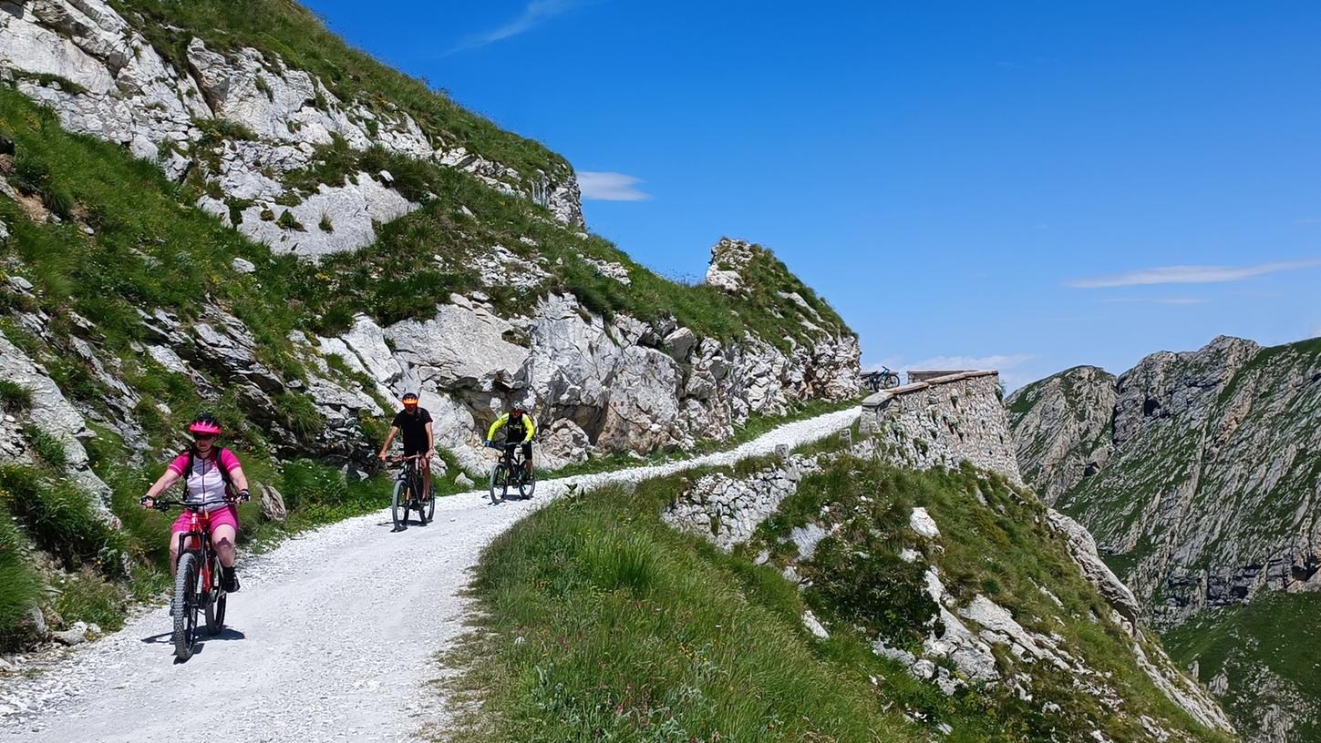 Im nordwestlichen Teil des Piemonts, das an Frankreich grenzt, sind ehemalige Militär- und Handelsrouten, wie die Via del Sale oder die Via ldell'Assietta bestens geeignet, die wilde und ursprüngliche Bergwelt zwischen Seealpen und piemontesischen Alpen per E-Bike zu entdecken.