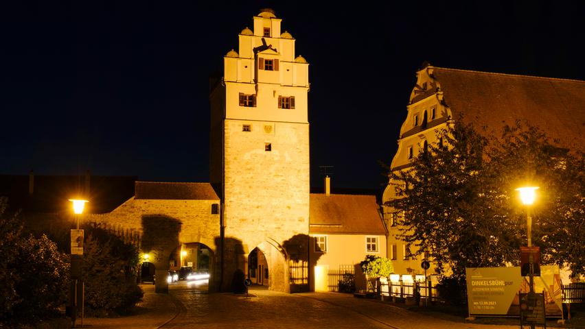 Das beleuchtete Nördlinger Tor in Dinkelsbühl, dessen Altstadt als die schönste aus dem Mittelalter in Deutschland gilt.