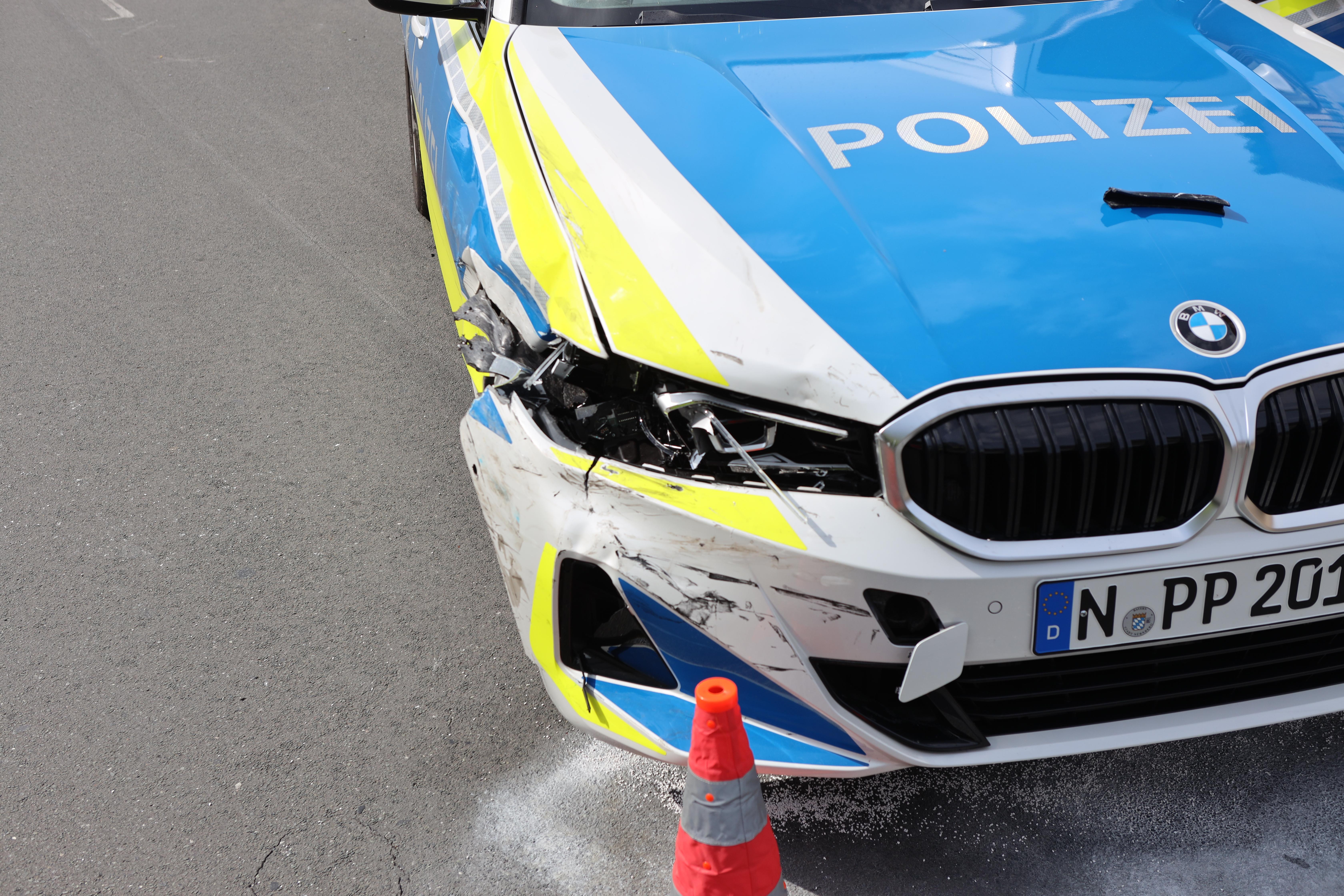 Streifenwagen in Unfall verwickelt: - Zwei Personen leicht verletzt - Polizeifahrzeug touchiert einbiegenden BMW und schleudert dann auf die Gegenfahrbahn und streift geparkten Transporter