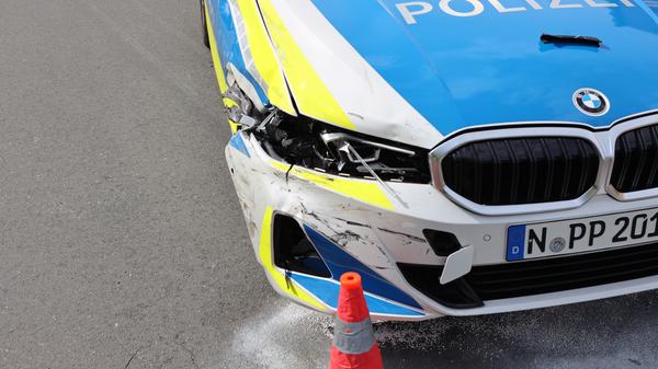 Streifenwagen in Unfall verwickelt: - Zwei Personen leicht verletzt - Polizeifahrzeug touchiert einbiegenden BMW und schleudert dann auf die Gegenfahrbahn und streift geparkten Transporter