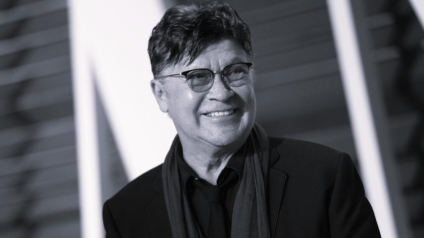 Der Gitarrist und Songschreiber Robbie Robertson, Mitbegründer der Gruppe The Band, ist tot. The Band wurde in den 1960er Jahren als Begleitgruppe von Bob Dylan berühmt und veröffentlichte später eigene Alben, darunter "Music from Big Pink" (1968) und "The Last Waltz" (1978). Der Gitarrist und Songschreiber Robbie Robertson, Mitbegründer der Gruppe The Band, ist tot. The Band wurde in den 1960er Jahren als Begleitgruppe von Bob Dylan berühmt und veröffentlichte später eigene Alben, darunter "Music from Big Pink" (1968) und "The Last Waltz" (1978).